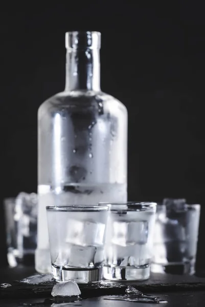 Studená Vodka Brýlích Černém Pozadí Připraven Pití — Stock fotografie
