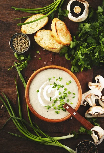 Sopa Champiñones Cremosa Con Croutons Especias Cebollino Sobre Fondo Rústico — Foto de Stock