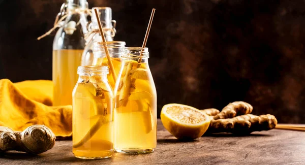 Ζυμωμένο Kombucha Υγιεινό Ποτό Ακατέργαστο Τζίντζερ Και Λεμόνι Γυάλινες Φιάλες — Φωτογραφία Αρχείου