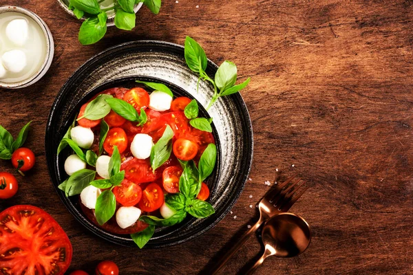 Kırmızı Domatesli Talyan Salatası Caprese Yeşil Fesleğen Yapraklı Mozzarella Peyniri — Stok fotoğraf