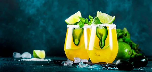 Cóctel Margarita Con Tequila Jugo Mango Chile Jalapeño Lima Sal — Foto de Stock