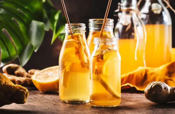 Ферментированный Kombucha Здоровый Напиток Сырой Имбирь Лимон Стеклянных Бутылках — стоковое фото