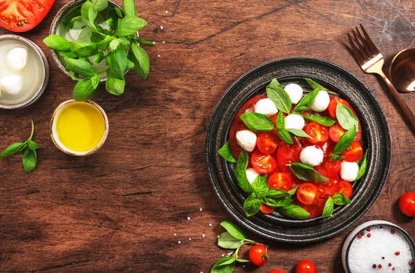 Nyári Olasz Saláta Caprese Piros Paradicsommal Mozzarella Sajttal Zöld Bazsalikomlevéllel — Stock Fotó