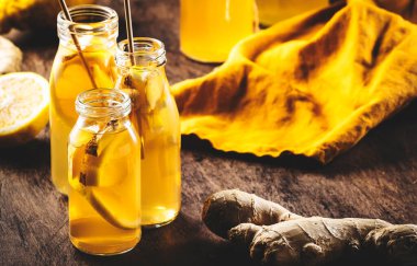 Çiğ zencefilli ve limonlu fermente edilmiş kombu çayı.