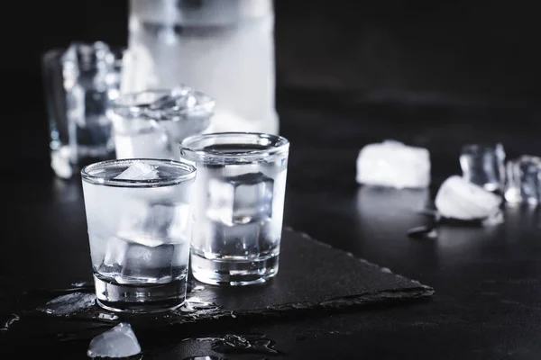 Vodka Fredda Bicchierini Sfondo Nero Pronta Bere — Foto Stock