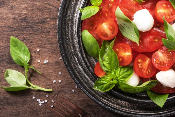 Ensalada Italiana Verano Caprese Con Tomates Rojos Queso Mozzarella Con —  Fotos de Stock
