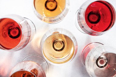 Gri masadaki gül şarabı kadehi. Pembe rosado, rosato ya da şarap tadımı, bar konsepti. Boşluğu Kopyala