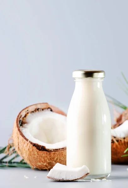 Latte Vegano Non Caseario Cocco Bottiglia Tabella Grigia Con Spazio — Foto Stock