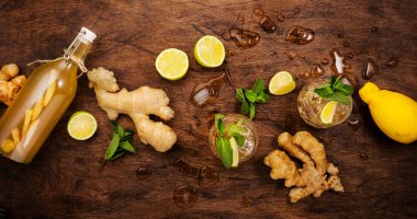 Bira, limon, nane ve nane aromalı zencefilli bira, ahşap masa, üst manzara afişi. 