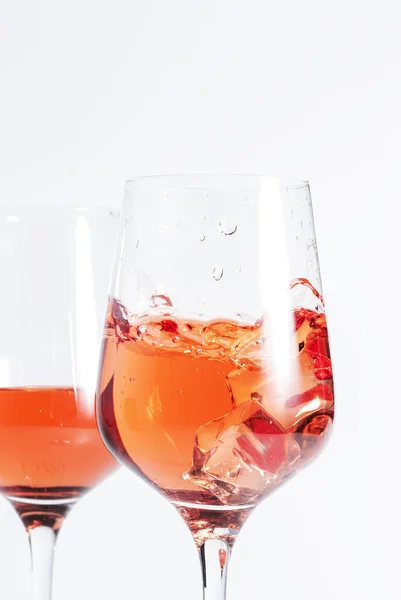 Szklanka Wina Różanego Butelką Białym Stole Rosado Rosato Lub Rumieniec — Zdjęcie stockowe