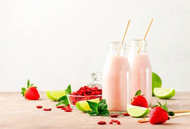 Sağlıklı karışımlı diyet meyve suyu çilek, goji üzümü, chia tohumu ve limon. Eko fendley pipetli cam şişeler.