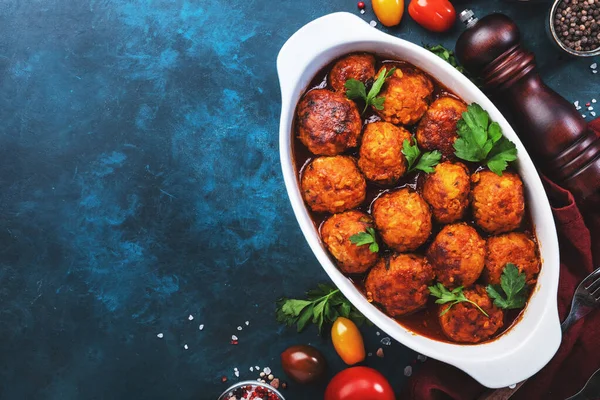 Albóndigas Con Salsa Tomate Picante Bandeja Blanca Para Hornear Sobre —  Fotos de Stock