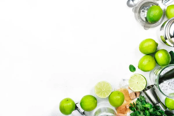 Mojito Cocktail Ingrediënten Bereiden Limoen Munt Ijs Bar Tools Witte — Stockfoto