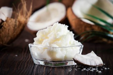 MCT hindistan cevizi yağı ya da yağ. Organik sağlıklı yiyecekler, güzellik ve SPA ürünleri. Ahşap arka plan. Boşluğu kopyala