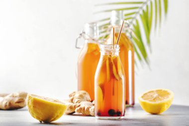 Yabanmersini, kızılcık mayalanmış çiğ kombu çayı zencefilli vejetaryen içeceği ve limonlu ve çevre dostu pipetli