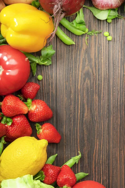 Egészséges Étel Friss Nyár Választéka Bio Zöldségek Gyümölcsök Bogyók Asztal — Stock Fotó