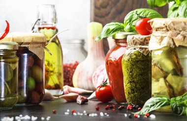 Mayalanmış, turşulu, marine edilmiş vejetaryen İtalyan sebze ve sosu. Organik kurutulmuş domates, enginar, kapari, zeytin, marinara sosu, baharatlı ve otlu pesto. 