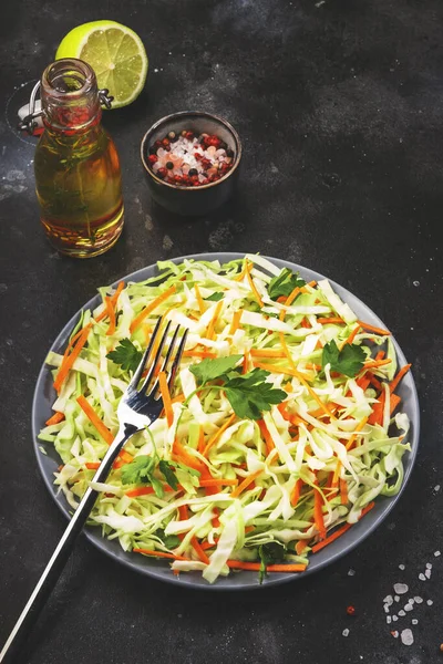 Salada Repolho Fria Com Cenoura Mesa Cozinha Cinza Vista Superior — Fotografia de Stock
