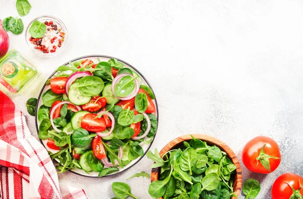 Summer Vegan Salad Spinach Tomatoes Arugula Cucumber Red Onion Fresh — Stock Photo, Image