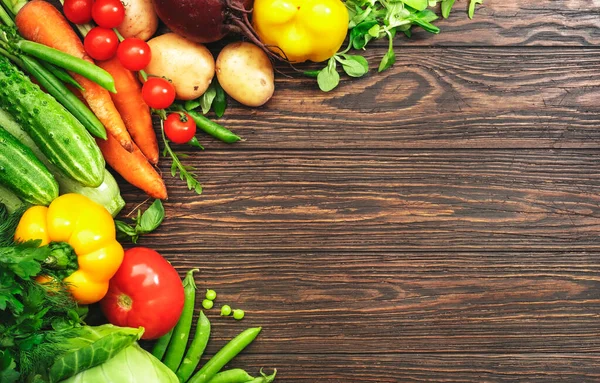 Υγιεινή Τροφή Συλλογή Φρέσκων Καλοκαιρινών Βιολογικών Λαχανικών Και Βοτάνων Ξύλινο — Φωτογραφία Αρχείου