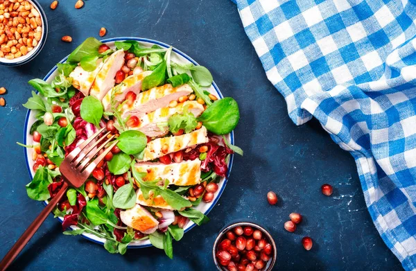 Salada Fresca Com Frango Grelhado Espinafre Rúcula Nozes Cedro Romã — Fotografia de Stock