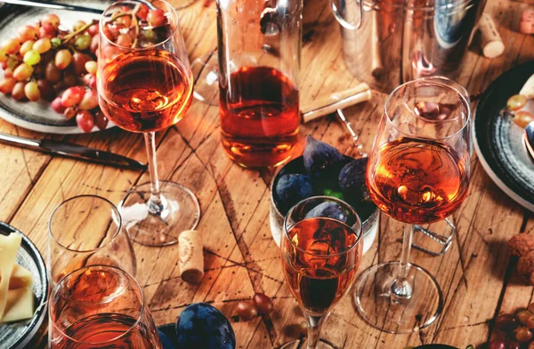 Pink Rose Wine Glasses Bottles Table Served Summer Festive Dinner — Stock Photo, Image