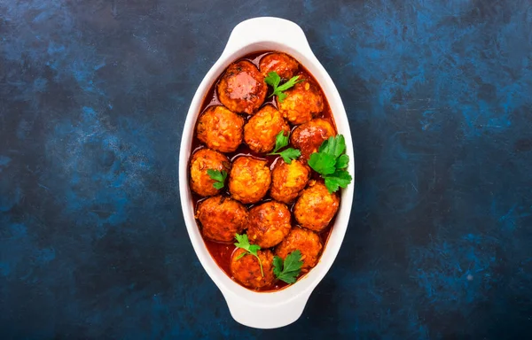 Albóndigas Con Salsa Tomate Picante Bandeja Blanca Para Hornear Sobre —  Fotos de Stock