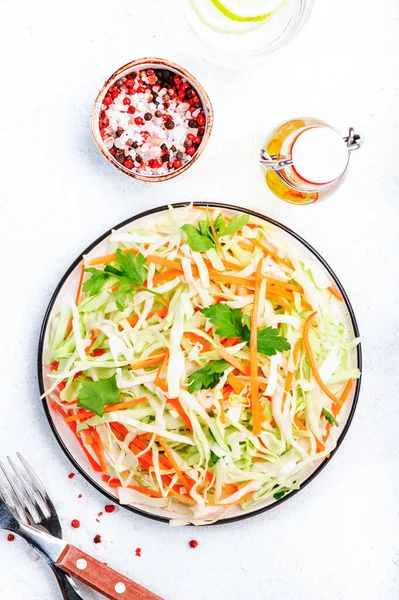 キャベツとサラダのコレスロー 白いキッチンテーブルの背景にニンジン トップビュー コピースペース — ストック写真