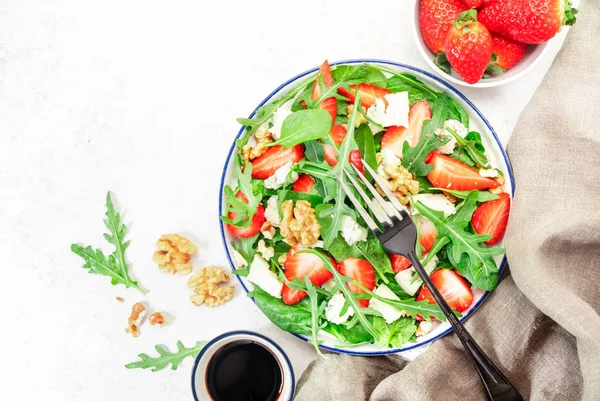 Salada Morango Com Espinafre Rúcula Nozes Queijo Azul Mesa Cinza — Fotografia de Stock