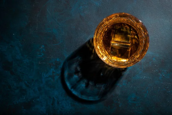 Viski Viski Buzlu Viski Bardağı Mavi Arka Planda Sert Işıklar — Stok fotoğraf