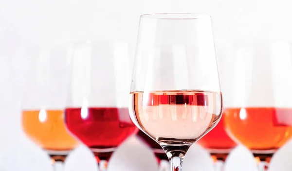 Bicchieri Vino Rosato Impostato Sulla Degustazione Vino Diverse Varietà Colori — Foto Stock