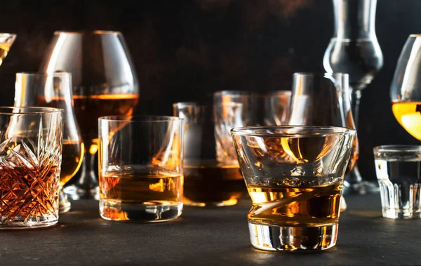 Bevande Alcoliche Forti Dure Liquori Distillati Bicchieri Assortimento Vodka Cognac — Foto Stock