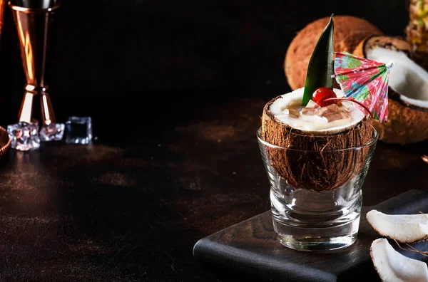 Pina Colada Summer Cocktail Screated Coconut Tropical Fruits Copper Bar — 스톡 사진