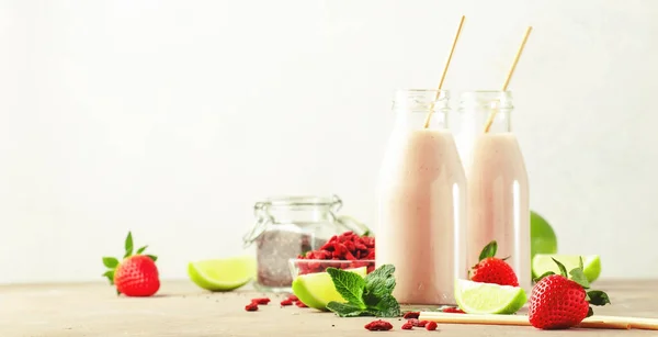 Gesunde Mischkost Smoothie Drink Mit Erdbeeren Und Goji Beeren Chiasamen — Stockfoto