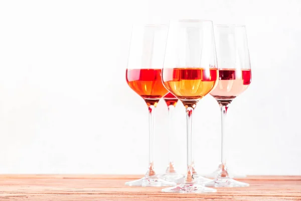 Bicchieri Vino Rosato Impostato Sulla Degustazione Vino Diverse Varietà Colori — Foto Stock