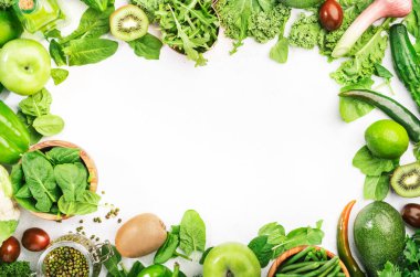 Yeşil sebzeler, bitkiler, fasulyeler ve meyveler. Sağlıklı beslenme: yapraklı sebzeler, tohumlar, beyaz arka planda süperyiyecekler, vejetaryen protein kaynağı ve detoks diyeti