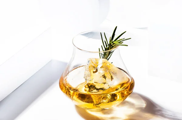 Bicchiere Whisky Scotch Bourbon Con Rosmarino Frammento Ghiaccio Fondo Bianco — Foto Stock