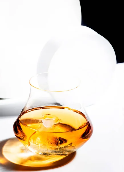 Whisky Whiskey Bourbon Glas Met Ijs Zwart Witte Ondergrond Met — Stockfoto