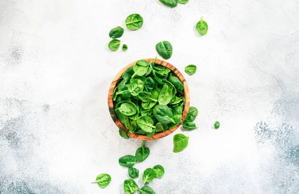 Φρέσκα Πράσινα Φύλλα Σπανάκι Μωρό Μπολ Γκρι Φόντο Πέτρινο Τραπέζι — Φωτογραφία Αρχείου