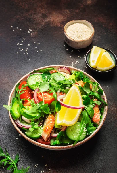 Salada Com Frango Grelhado Tomate Rúcula Cebola Vermelha Abacate Sementes — Fotografia de Stock