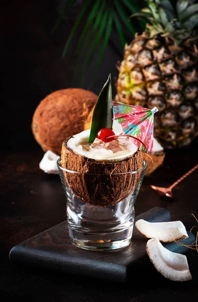 Pina Colada Summer Cocktail Screated Coconut Tropical Fruits Copper Bar — 스톡 사진