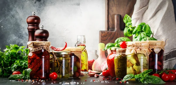 Fermenterade Inlagda Marinerade Konserverade Vegetariska Italienska Grönsaker Och Såser Ekologiska — Stockfoto