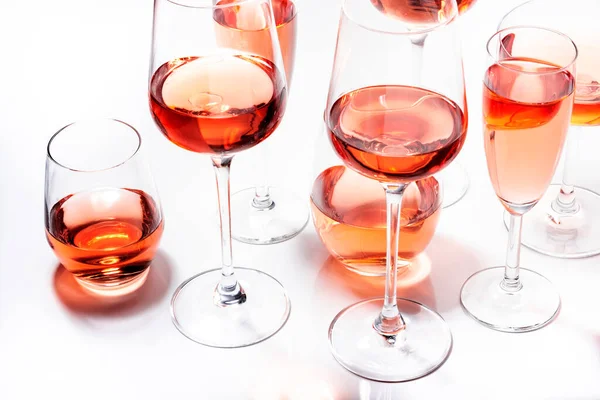 Bicchieri Vino Rosato Impostato Sulla Degustazione Vino Diverse Varietà Colori — Foto Stock