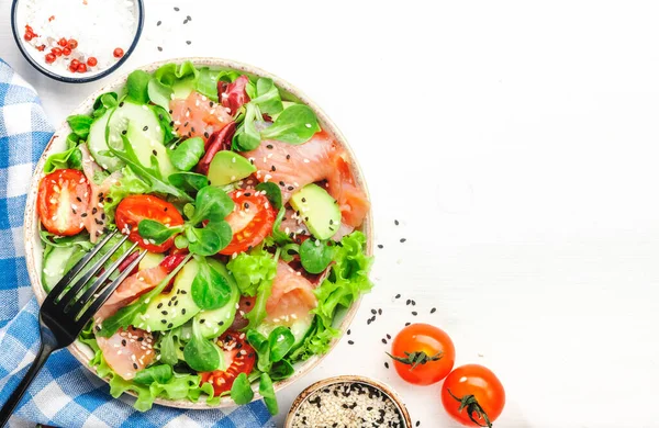 Färsk Laxsallad Med Avokado Gurka Sesamfrön Olivolja Tomater Och Blandade — Stockfoto