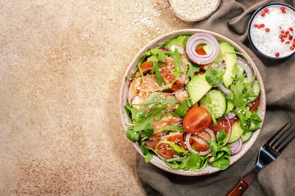 Salada Frango Grelhada Com Tomate Rúcula Cebola Vermelha Abacate Sementes — Fotografia de Stock