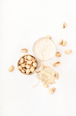 Gri masadaki fındık ezmeli süt. Sütsüz vegan süt. Sağlıklı beslenme ve içecek. Boşluğu kopyala, üst görünüm