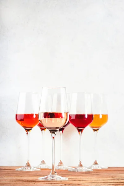 Rosenweingläser Auf Weinprobe Verschiedene Sorten Farben Und Schattierungen Von Rosa — Stockfoto