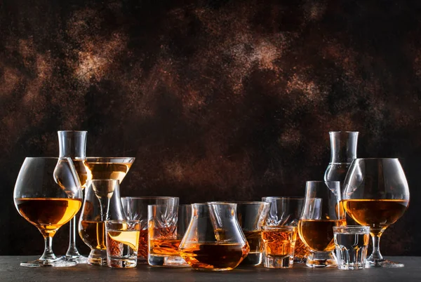 Bevande Alcoliche Forti Dure Liquori Distillati Bicchieri Assortimento Vodka Cognac — Foto Stock