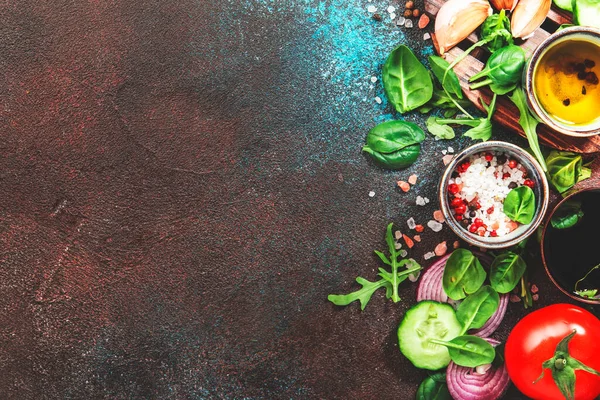 Gezonde Veganistische Voedselachtergrond Ingrediënten Voor Salade Kerstomaten Spinazie Arugula Komkommers — Stockfoto