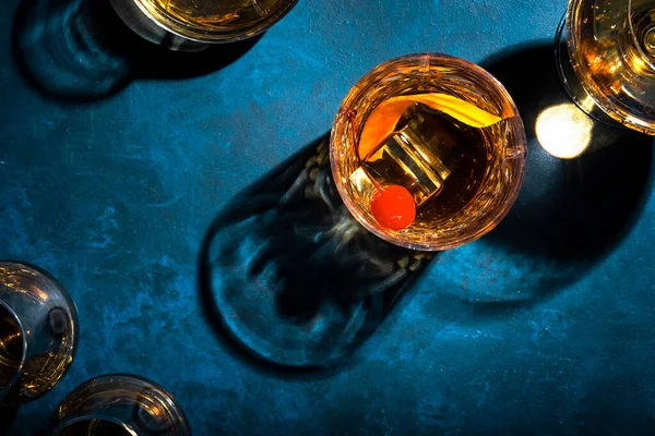 Gammaldags Alkoholhaltig Cocktail Med Bourbonwhisky Maraskinokörsbär Och Apelsinskal Garnering Blått — Stockfoto